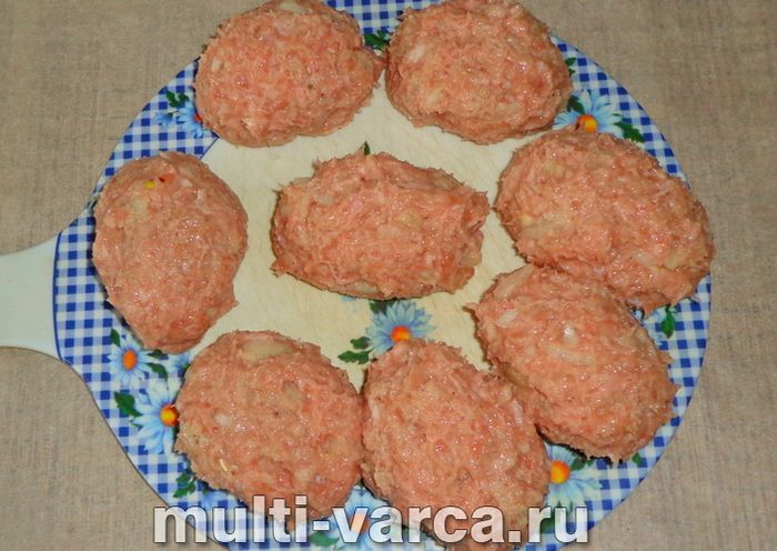 Запечені котлети в мультиварці