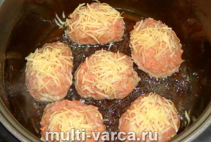 Запечені котлети в мультиварці
