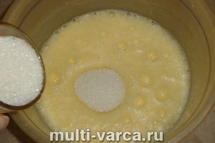 Бісквіт із ягодами в мультиварці