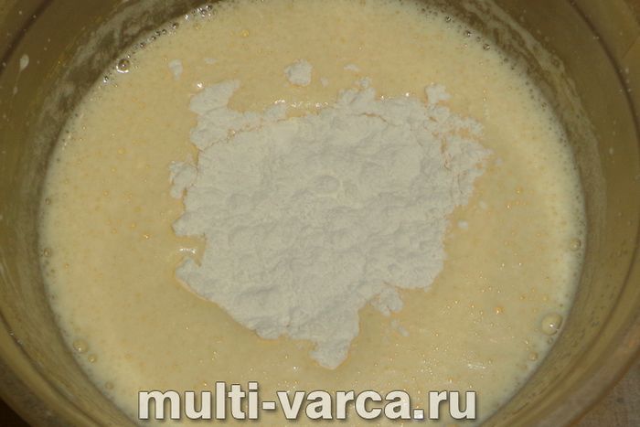 Бісквіт із ягодами в мультиварці