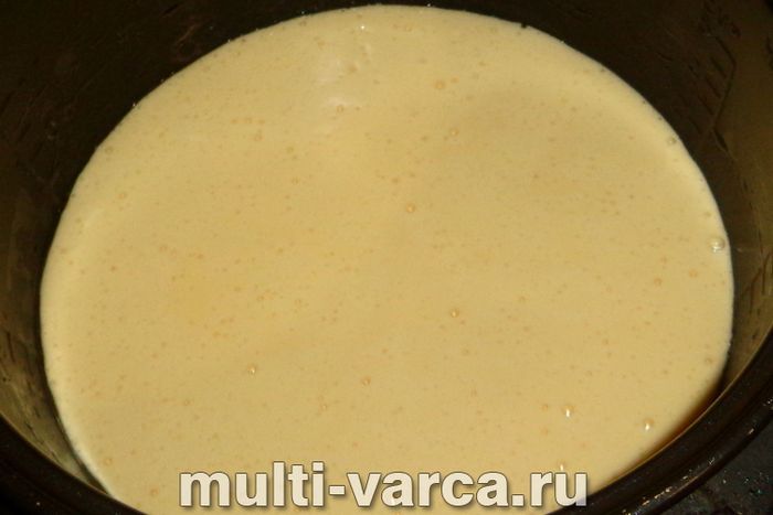 Бісквіт із ягодами в мультиварці