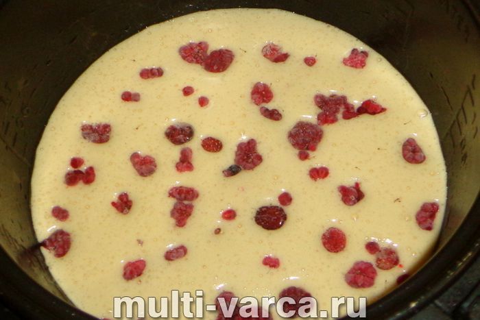 Бісквіт із ягодами в мультиварці