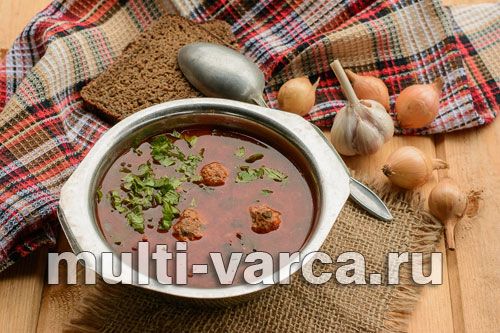 Борщ із буряковим бадиллям, щавлем і фрикадельками