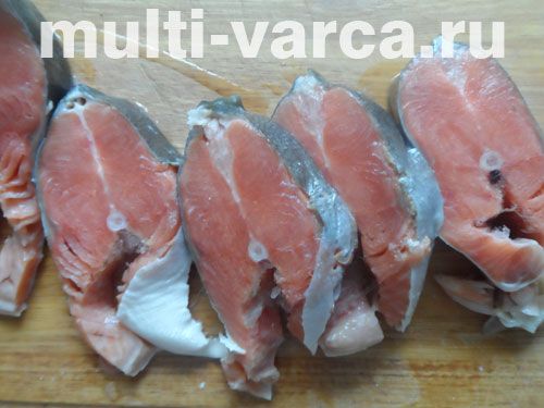 Червона риба в сирному клярі з кунжутом