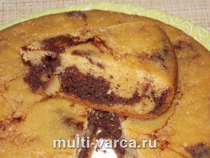 Двоколірний пиріг із грушею