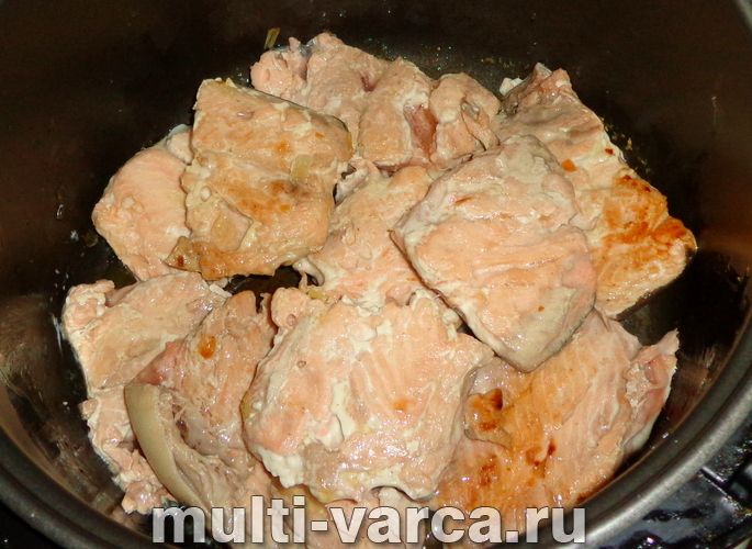 Горбуша у вершковому соусі в мультиварці