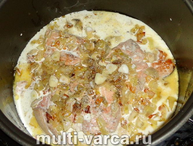 Горбуша у вершковому соусі в мультиварці
