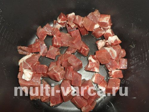 Гуляш із м'ясом і грибами