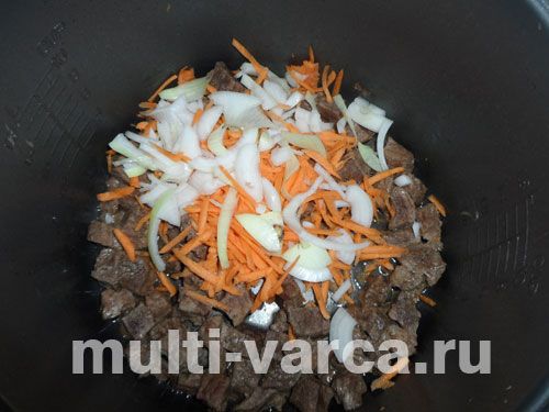 Гуляш із м'ясом і грибами
