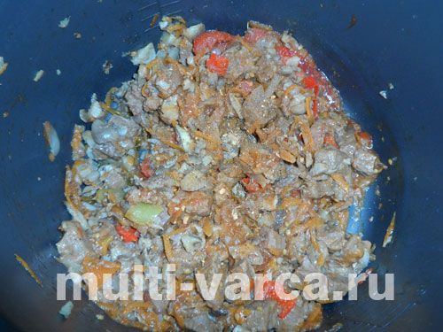 Гуляш із м'ясом і грибами