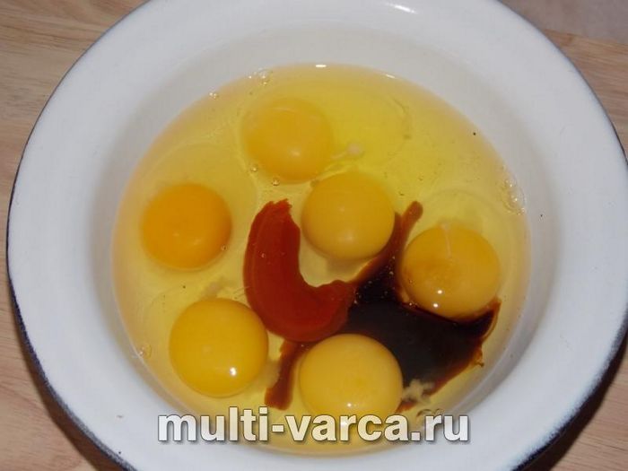 Яєчня з горошком і соєвим соусом