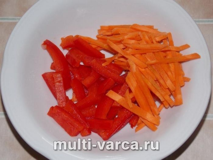 Кабачки в томатному соусі з овочами
