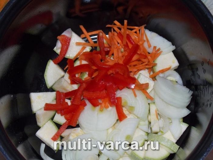 Кабачки в томатному соусі з овочами