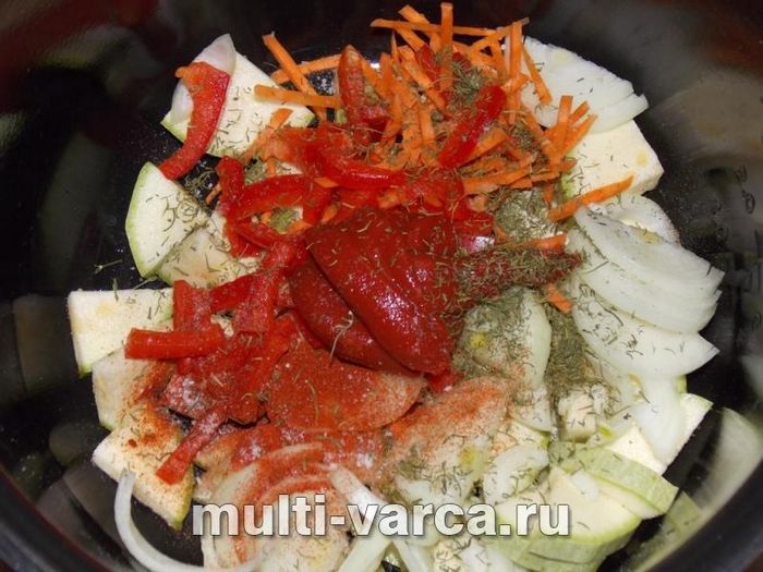 Кабачки в томатному соусі з овочами