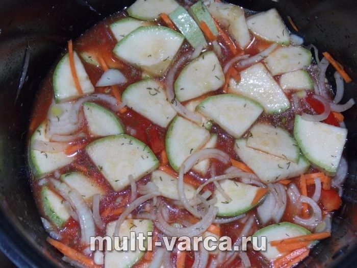 Кабачки в томатному соусі з овочами