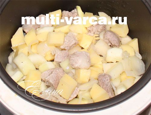 Кабачки з картоплею і м'ясом у мультиварці