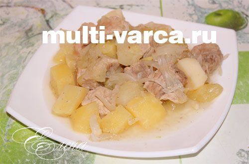 Кабачки з картоплею і м'ясом у мультиварці