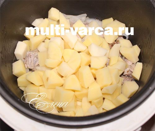 Кабачки з картоплею і м'ясом у мультиварці