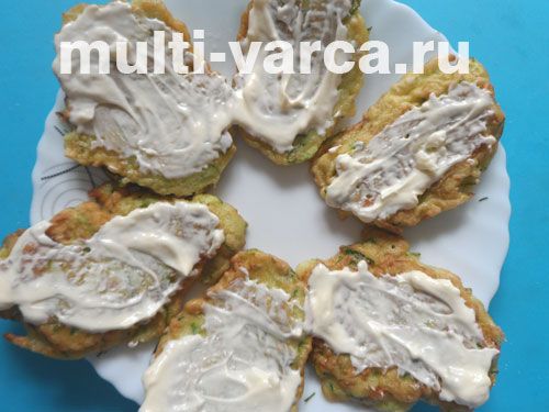 Кабачкові оладки з часником, майонезом і карі