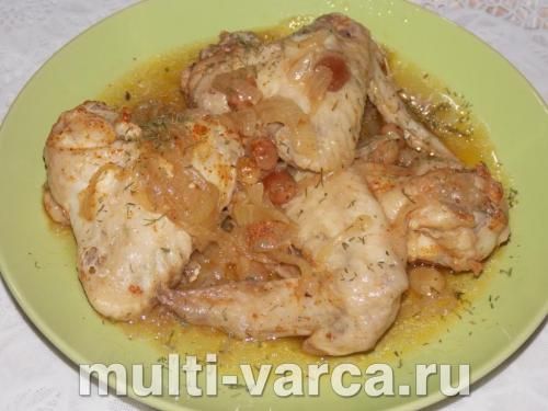 Курячі крильця з цибулею та родзинками в мультиварці