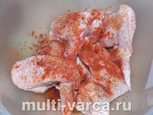 Курячі крильця з цибулею та родзинками в мультиварці