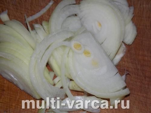 Курячі крильця з цибулею та родзинками в мультиварці