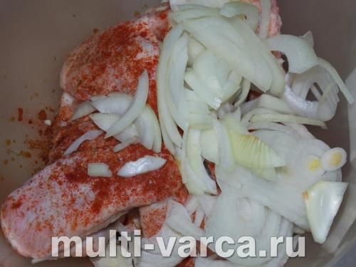 Курячі крильця з цибулею та родзинками в мультиварці