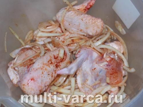 Курячі крильця з цибулею та родзинками в мультиварці