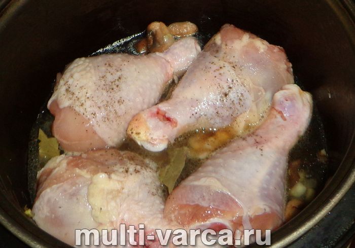 Курячі ніжки з грибами в мультиварці