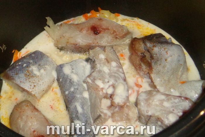 Минтай у сметанному соусі