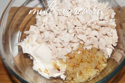 Млинці на молоці з начинкою з курки та сиру