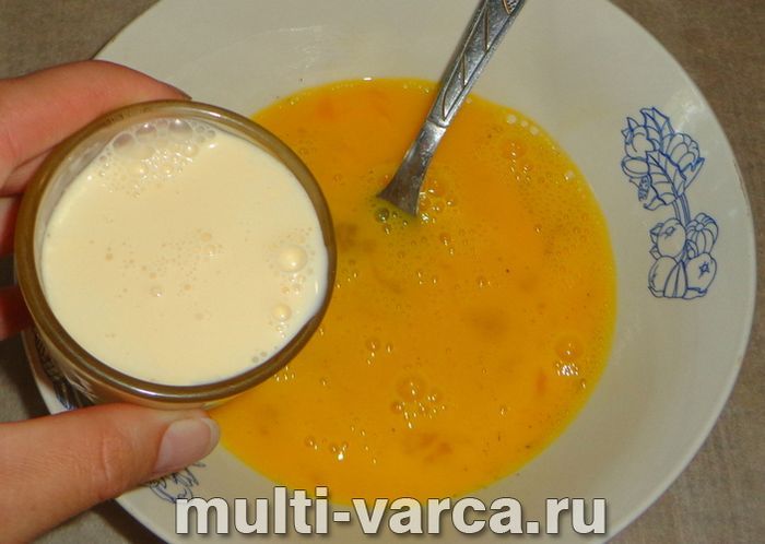 Омлет із сосисками в мультиварці