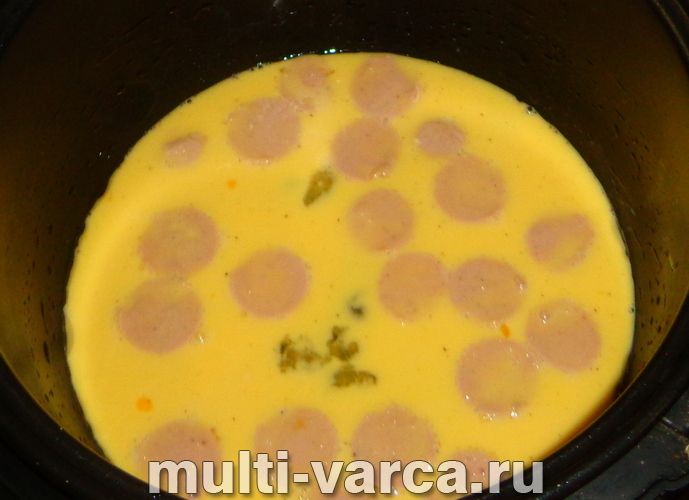 Омлет із сосисками в мультиварці