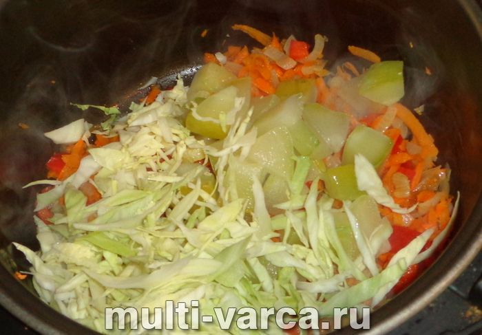 Овочеве рагу з кабачками та капустою в мультиварці