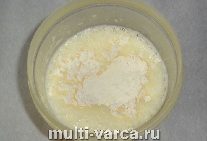 Пиріг на кислому молоці в мультиварці