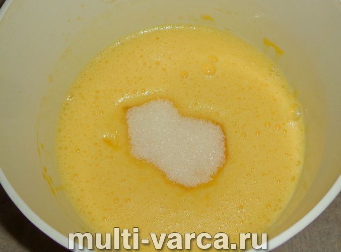 Шарлотка з мандаринами в мультиварці