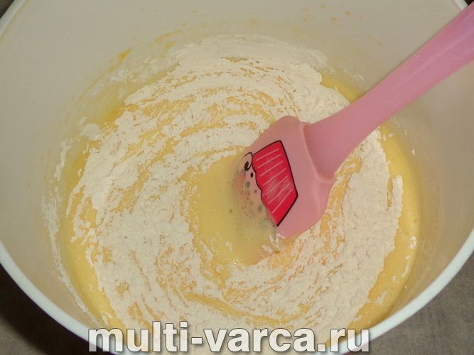 Шарлотка з мандаринами в мультиварці