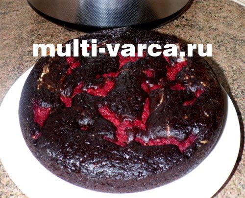 Шоколадний брауні з сиром і малиною в мультиварці