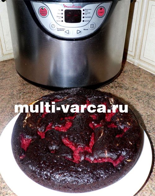 Шоколадний брауні з сиром і малиною в мультиварці