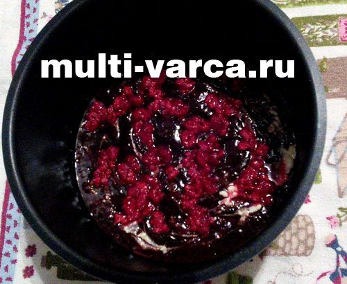 Шоколадний брауні з сиром і малиною в мультиварці