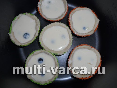 Сирні тарталетки з чорною смородиною та сметанним кремом