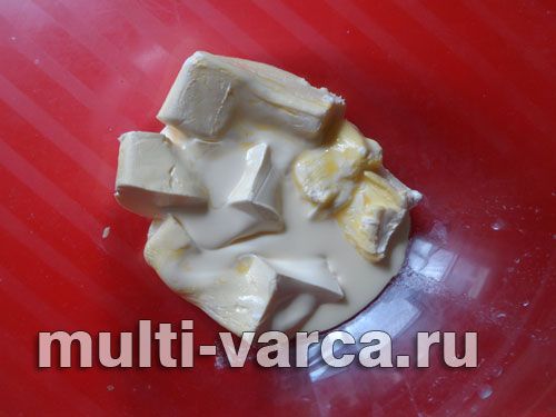 Сирні тарталетки з чорною смородиною та сметанним кремом