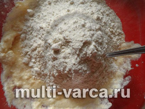 Сирні тарталетки з чорною смородиною та сметанним кремом