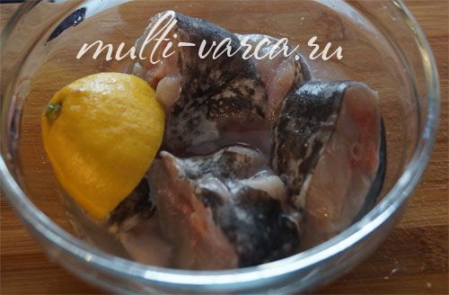 Сом, тушкований з овочами в мультиварці