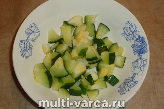 Стегно індички з овочами в мультиварці
