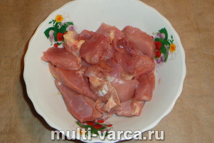 Стегно індички з овочами в мультиварці