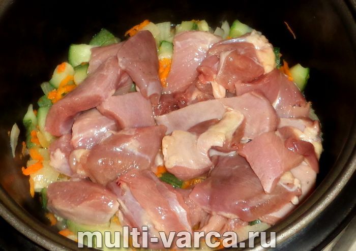 Стегно індички з овочами в мультиварці