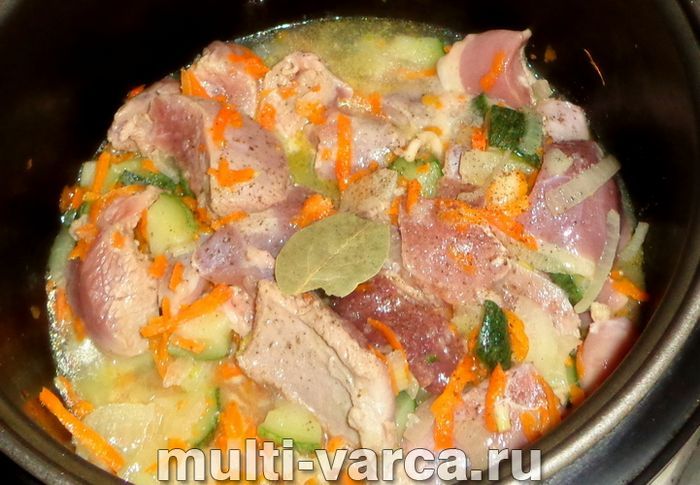 Стегно індички з овочами в мультиварці