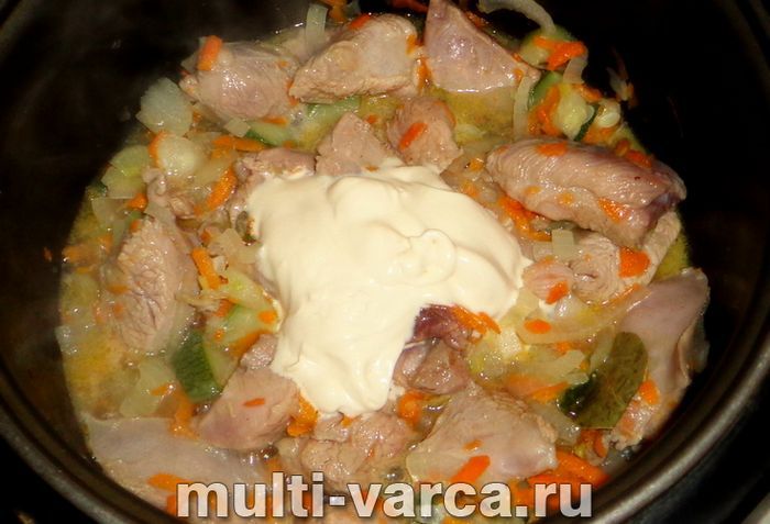 Стегно індички з овочами в мультиварці