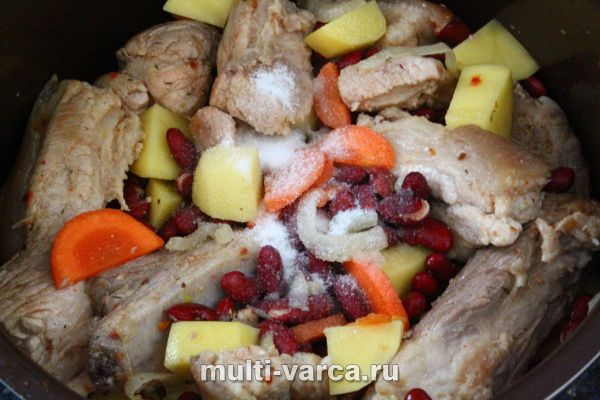 Свинячі реберця з червоною квасолею в мультиварці